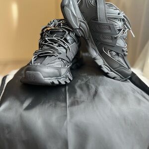 Women’s track sneakers 37